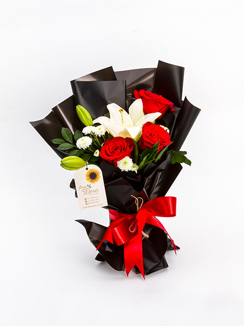 Arranjo Elegante com Rosas Vermelhas e Lírios Brancos