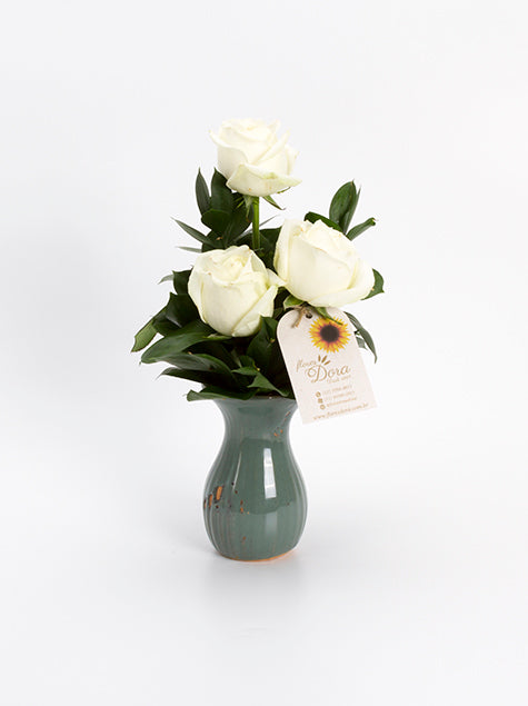 Arranjo com 3 Rosas Brancas no Vaso de Cerâmica