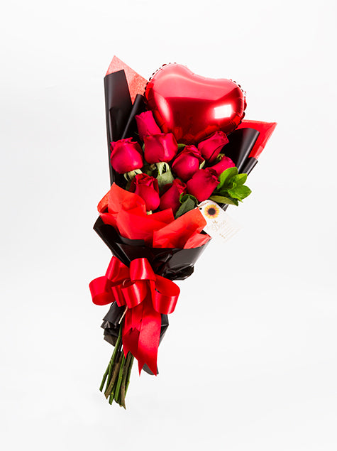 Buquê com 12 Rosas Vermelhas e Balão Coração