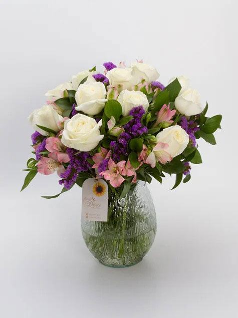 Arranjo de Rosas Brancas e Astromélias