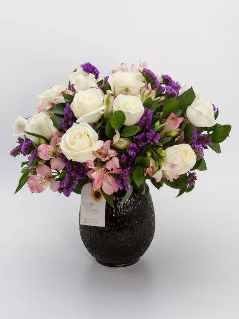 Arranjo de Rosas Brancas e Astromelias no vaso preto
