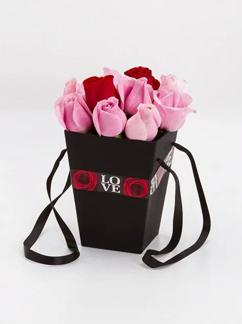 Arranjo de rosas no cachepo preto