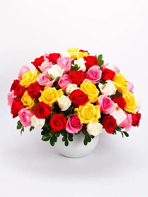 Arranjo de Rosas no Vaso Leitoso