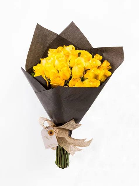 Bouquet de Rosas Amarelas Tipo Exportação no Papel Preto