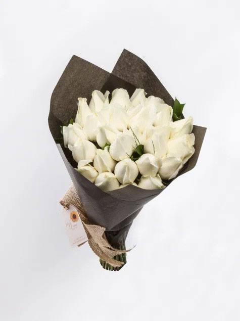 Bouquet de Rosas Brancas Tipo Exportação no Papel Preto