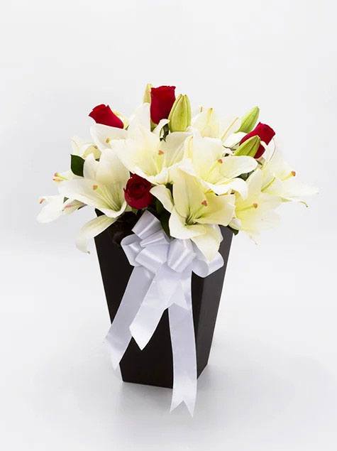 Mix de Lírios Brancos com Rosas Vermelhas
