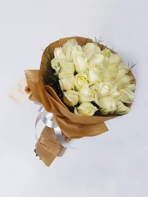 Rosas Brancas Tipo Exportação no Papel Kraft