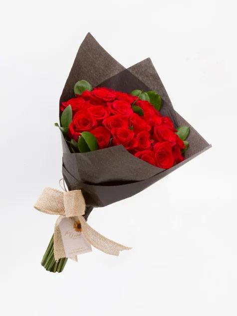 Rosas Vermelhas Colombianas no Papel Preto