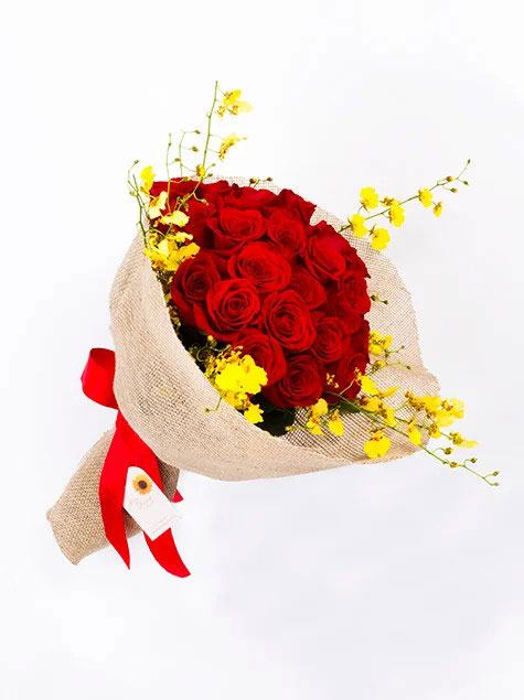 Rosas Vermelhas Tipo Exportação + Chuva de Ouro na Ráfia